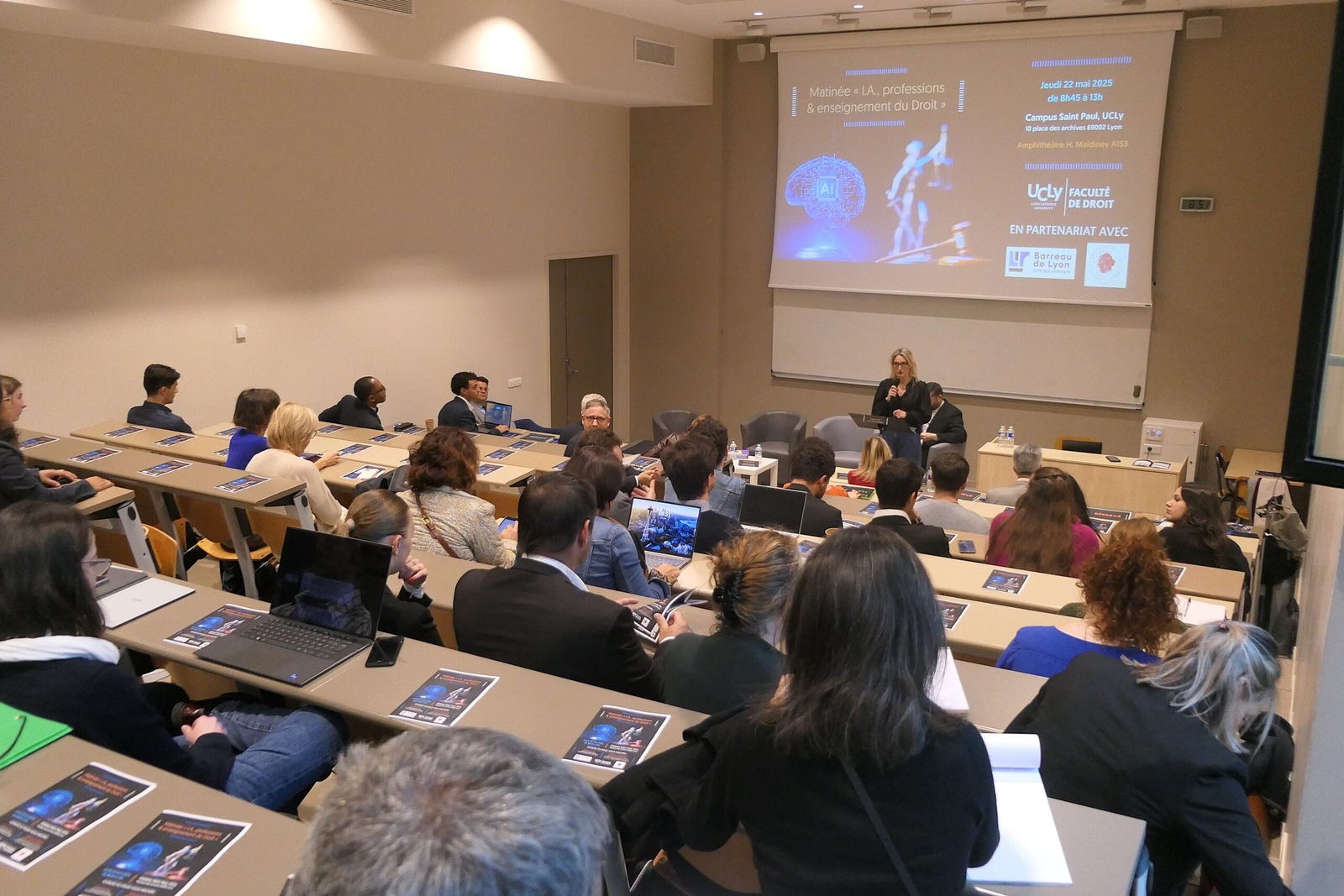 Dialogue entre universitaires et praticiens